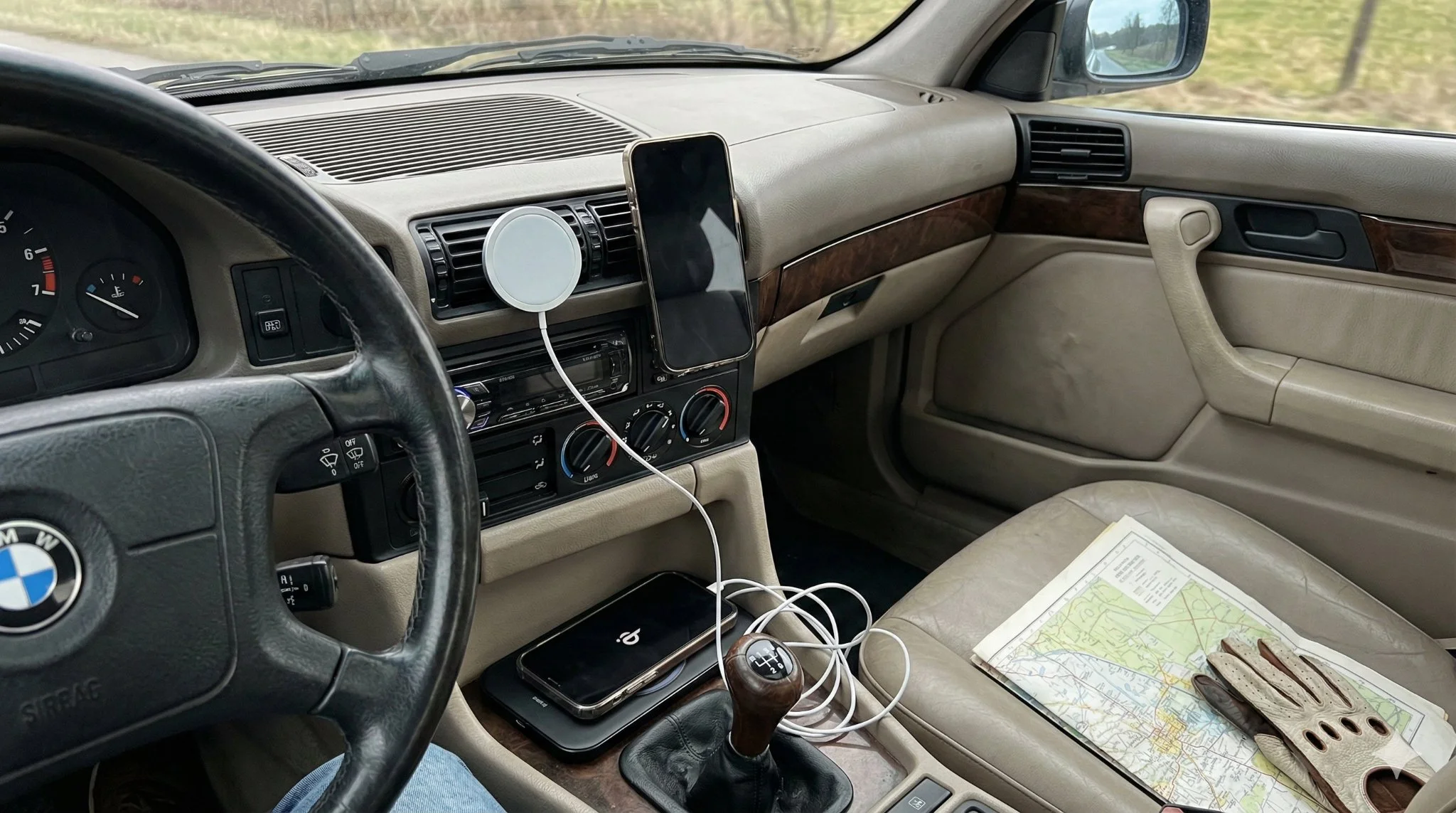 Den ultimative guide til trådløs opladning i bilen: MagSafe vs. Qi